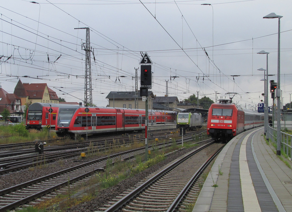 Vier auf einen Streich (v.l.n.r.): RE3 nach Schwedt(Oder) steht am Gleis 1 bereit, am Gleis 2 fhrt der kurze RE3 von Schwedt(Oder) in Form eines GTW (BR 646) ein, dann steht 186 149 von Captrain im Bahnhof und wartet auf den nchsten Gterzug und zu guter letzt der IC 2355 nach Ostseebad Binz, welcher von 101 119-6 gezogen wird. Angermnde den 28.07.2011