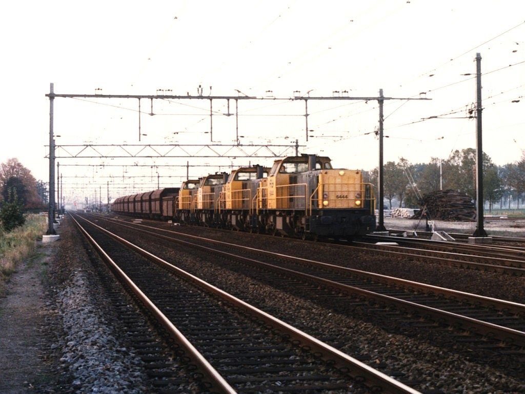 Vier Dieselloks (6471 + 6417 + 6460 + 6444) mit 4800 ton Erz. Gterzug 48117 Maasvlakte-Dillingen fhrt ein in Bahnhof Lage Zwaluwe am 14-10-1996. Bild und scan: Date Jan de Vries.