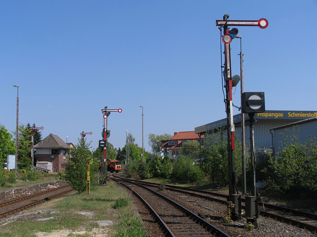 Vier Flgelsignale und die Blockstelle auf Bahnhof Soltau am 3-5-2011.