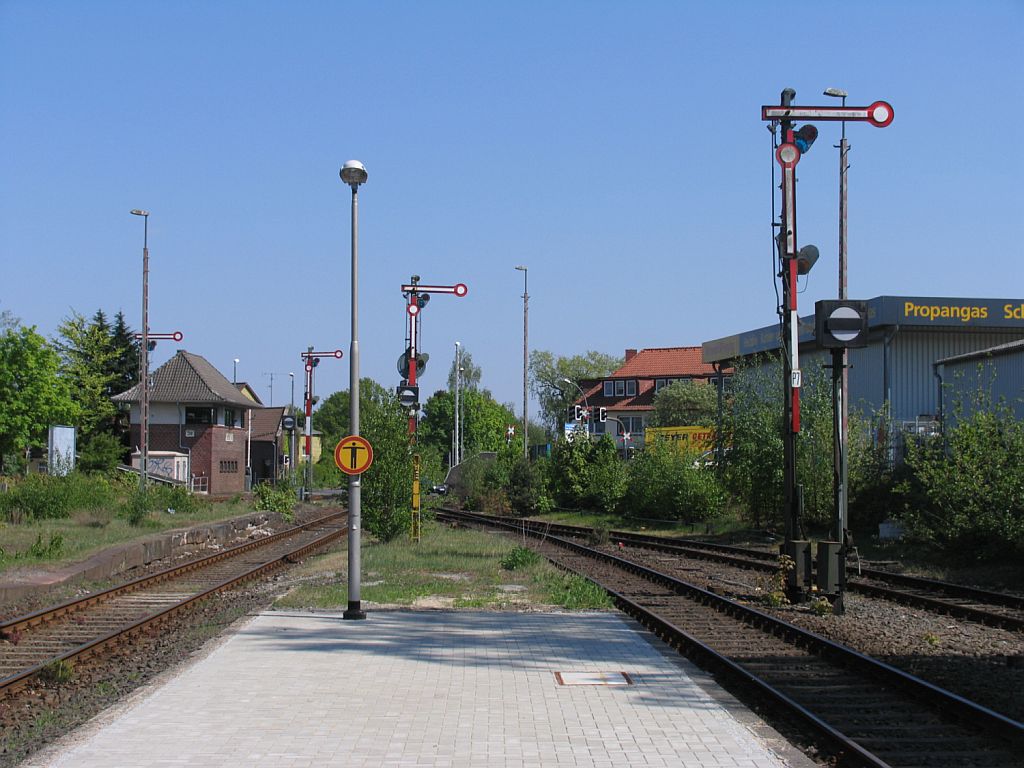 Vier Flgelsignale und die Blockstelle auf Bahnhof Soltau am 3-5-2011.