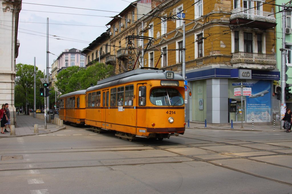 Vier im Grundsatz verschiedene Straenbahntypen habe ich bei einem Tagesbesuch
am 6.5.2013 in der bulgarischen Hauptstadt Sofia gesehen. Ein Typ war 
der alte Dwag Zug, der mit der Nummer 4214 durch die Stadtmitte rollte.
