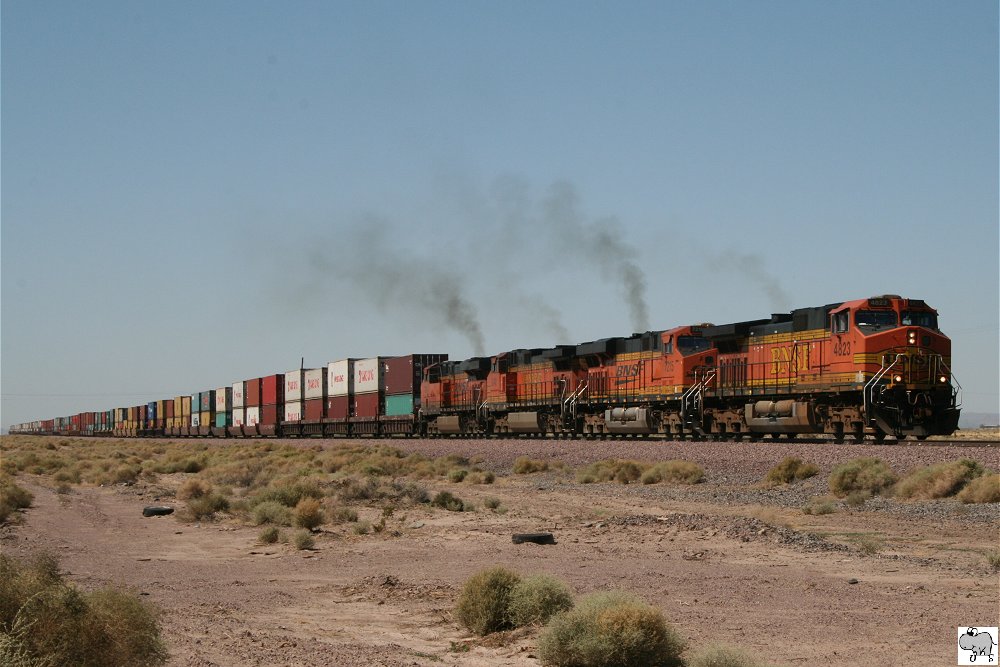 Vier Lokomotiven der BNSF (# 4823 C44-9W, # 7215 ES44DC, # 5140 C44-9W und # ????) ziehen einen eastbound Intermodal. Kalifornien, September 2011.