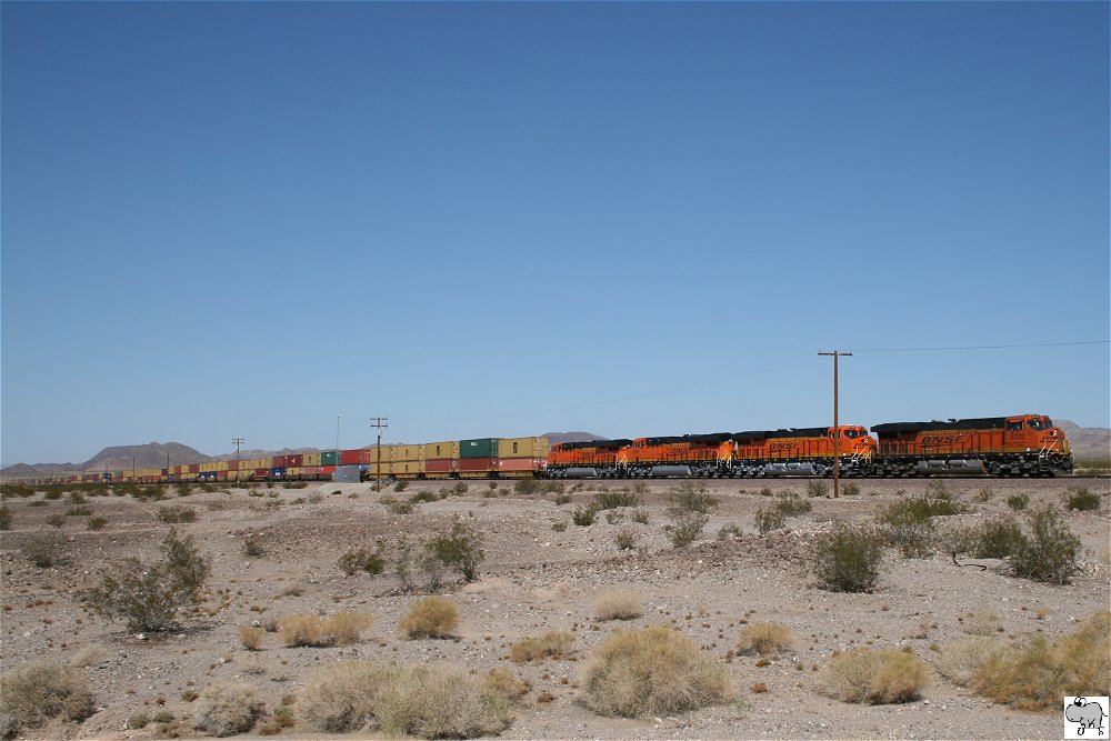 Vier Lokomotiven der BNSF (# 6702 ES44C4, # 6790 ES44C4, # 6787 ES44C4 und # ????) ziehen einen Containerzug gen Osten. Die Loks 6787 und 6790 waren zum Zeitpunkt der Aufnahme noch keinen Monat in Dienst! Sie wurden erst am 6.September 2011 von General Electric bernommen. USA, 26. September 2011.