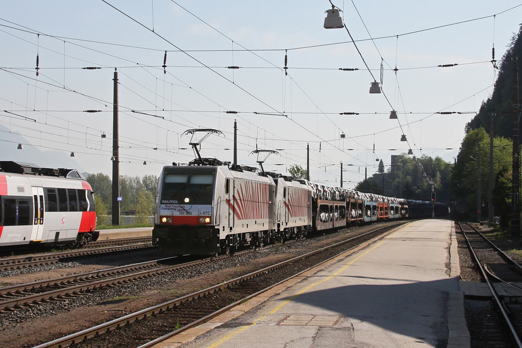 Vier Loks der Baureihe 186 tragen seit einigen Wochen das rote Zebra Design. Zwei davon, 186 284 voran, sind am 23.04.2011 als Doppeltraktion mit einem Autozug auf dem Weg zum Brenner, hier in Brixlegg.