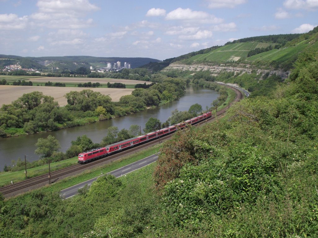 Vier Modus Wagen und ein Wittenberger n-Steuerwagen sind am 2. August 2011 im 111er Sandwich als RE von Frankfurt am Main nach Wrzburg bei Karlstadt am Main unterwegs.