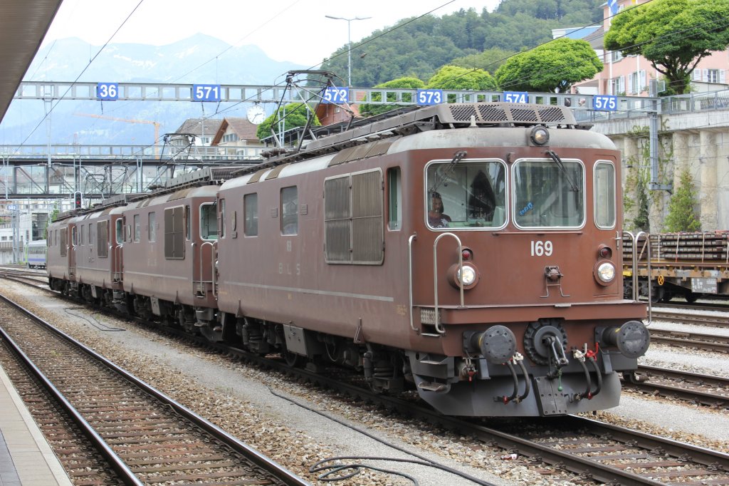 Vier Re4/4 (425) 169  Bnigen , 182  Kandergrund , 172  Eggerberg* und 175  Gampel  vom Depot Spiez herkommenden beim Durchfahren des Bahnhofes. 20.06.2011