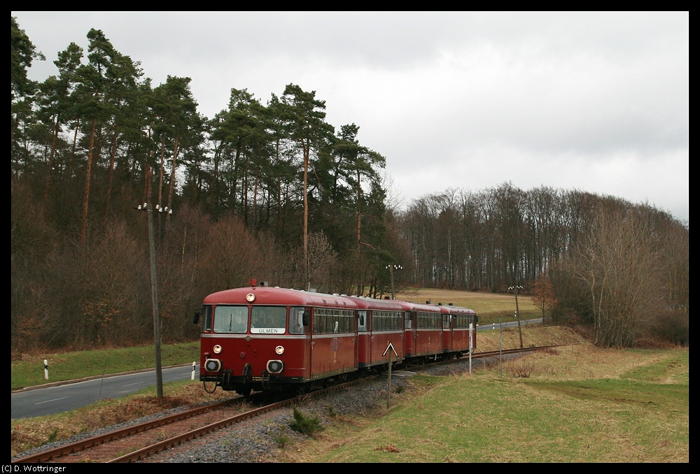 Vier rote Brummer fahren am 03. April 2010 von Kaiseresch nach Ulmen. Fahrzeugnummern sind mir leider aufgrund der suboptimalien Positionierung unbekannt.