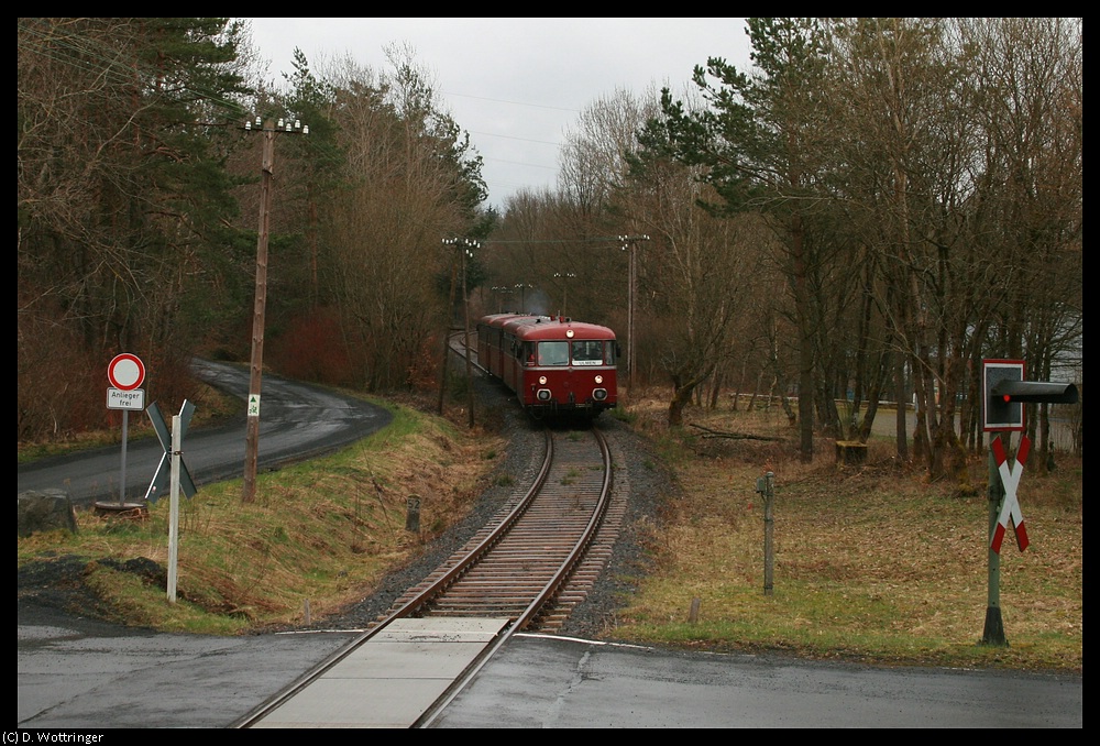 Vier rote Brummer fahren am 03. April 2010 zwischen Kaiseresch und Ulmen. Fahrzeugnummern sind mir leider aufgrund der suboptimalien Positionierung unbekannt.