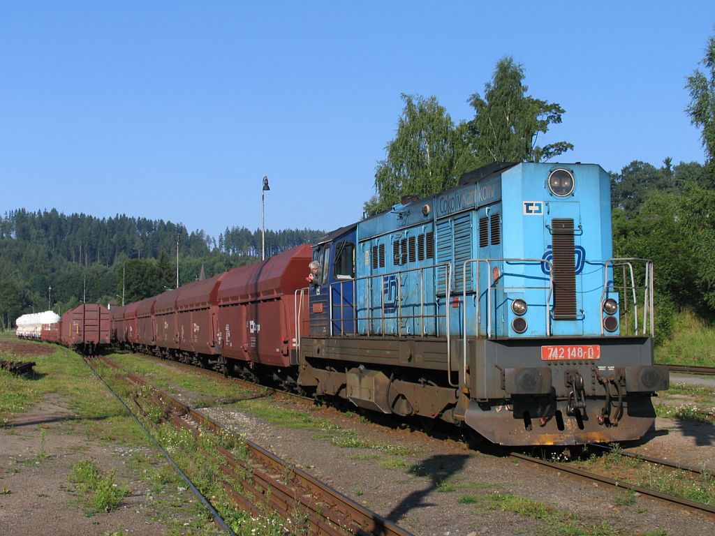 Vier verschiedene Lackierungen der BR 742: 742 148-0 mit einem bergabegterzug auf Bahnhof Trutnov Střed am 2-8-2011.

