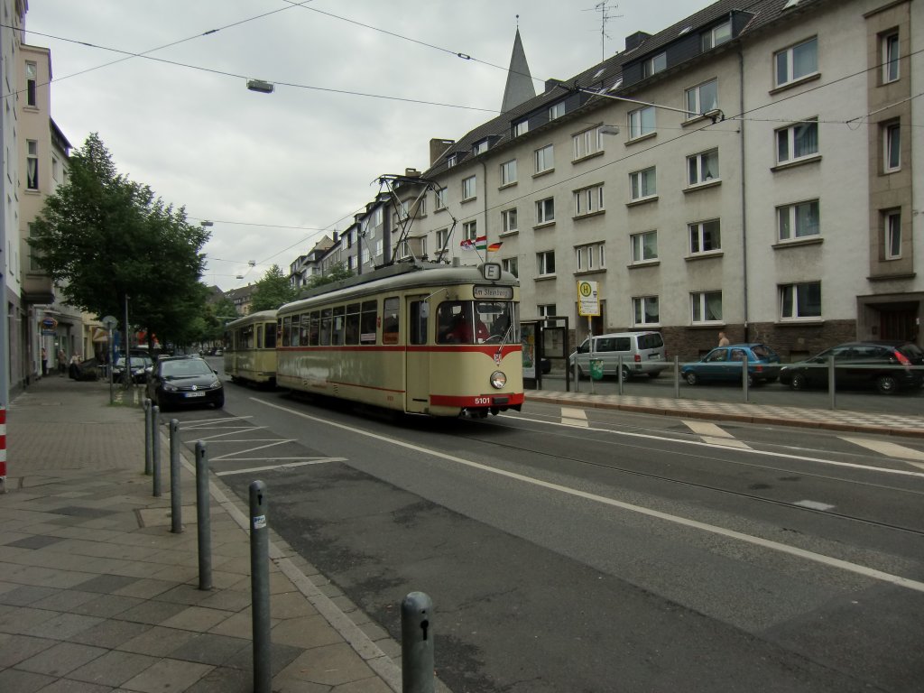 Vierachser (TW5101) + Beiwagen in Dsseldorf bei der Strassenbahnparade zum Abschied des Betriebshoffes  Steinberg  (19.06.2011)
