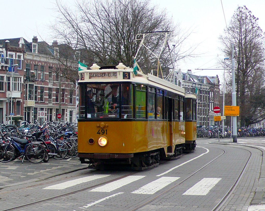  Vierasser  491 mit Anhnger 1020 auf einen Sonderfahrt. Proveniersplein (Hinterseite vom Bahnhof  Rotterdam Centraal  am 28.Dez.2011.
Bemerkenswert ist noch das von diesen formschnen Wagen aus 1929-1931 immer noch 
22 Fahrzeuge vorhanden sind, davon sind nur 3 Wagen nicht Betriebsbereit.