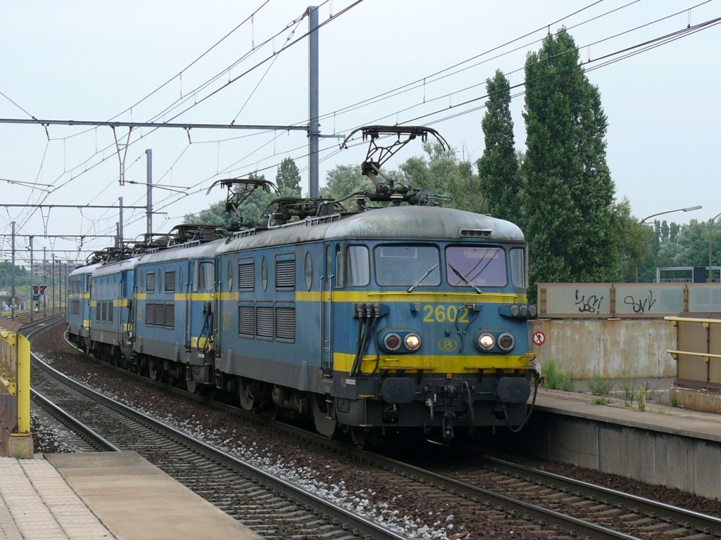 Viererlokzug bestehend aus 2602, 2635 (beide aufgebgelt), 2314 und 2609, aufgenommen am 27/07/2010 in Antwerpen-Luchtbal.