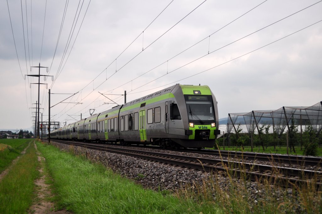 Viererpack RABe 535 als Fl�gelzug RE nach Brig/Zweisimmen bei Kiesen am 16.06.2010