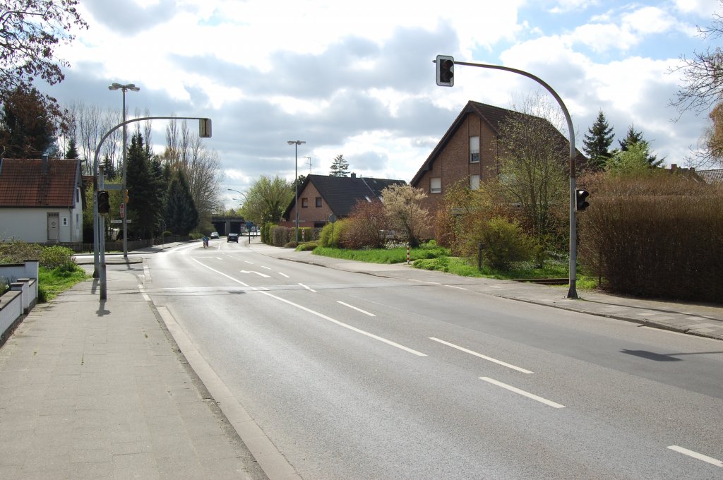 Viersen,Bachstrae/Beckersweg Bahnbergang der Zubringerstrecke vom Gterbahnhof zum Industriegebiet Elkanweg. Dieser Bahnbergang ist durch eine simpele Ampelanlage gesichert. Zweimal in der Woche wird hierber ein Schrotthndler bedient. 10.4.2010
