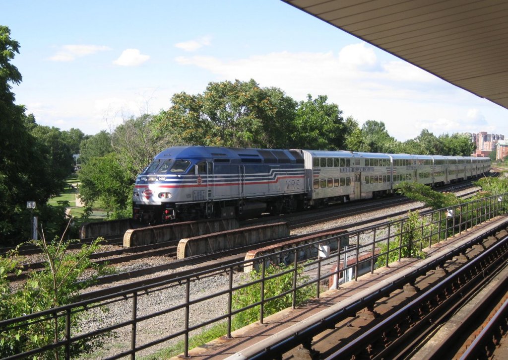 Virginia Railway Express V59, Baureiehe MP36PH-3C, kommt 4.6.2012 durch Alexandria Virginia.