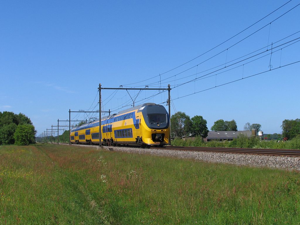 VIRM 9557 mit einem Leerfahrt Onnen-Zwolle bei Tynaarlo am 4-6-2010.