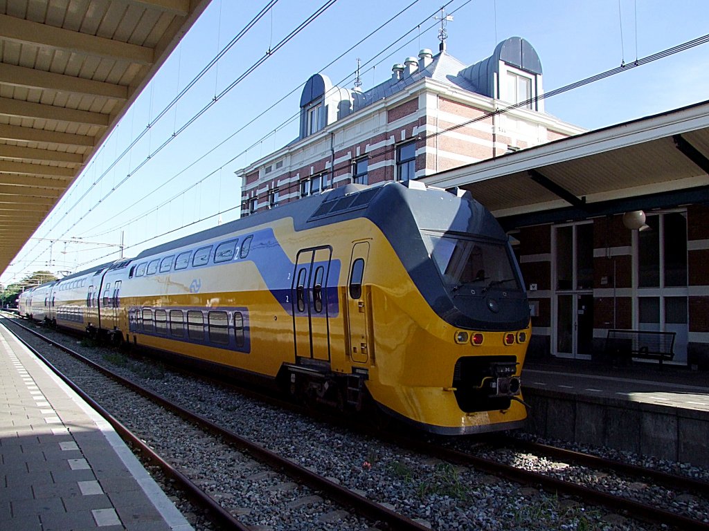 VIRM Doppelstockzug wartet auf Spoor1 in HOORN auf seine Weiterfahrt;100904