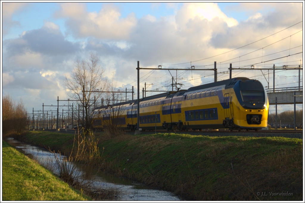 VIRM-Triebzug 9574 war am 2. Januar 2012 als IC1950 (Venlo-Den Haag Centraal) unterwegs, hier beim Rangierbahnhof Kijfhoek zwischen Dordrecht und Rotterdam.