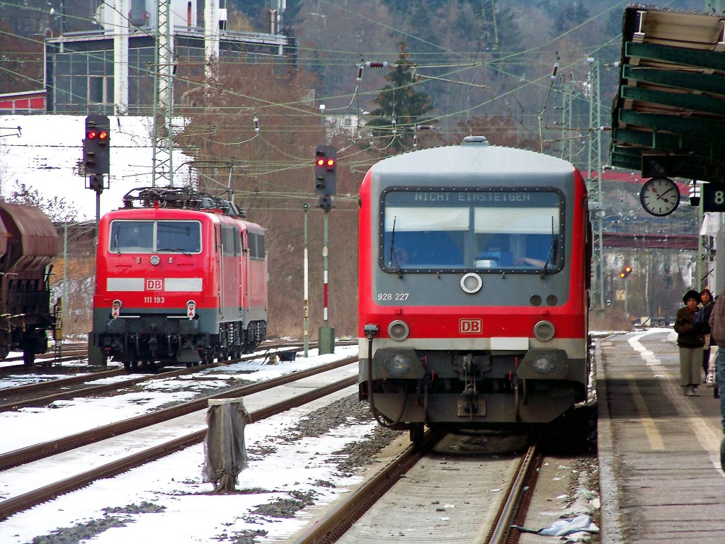 V.l.n.r.: 111 193 und 110 427 abgestellt und 628/928 227 als RB23622 in Marburg(Lahn), 20.2.010.