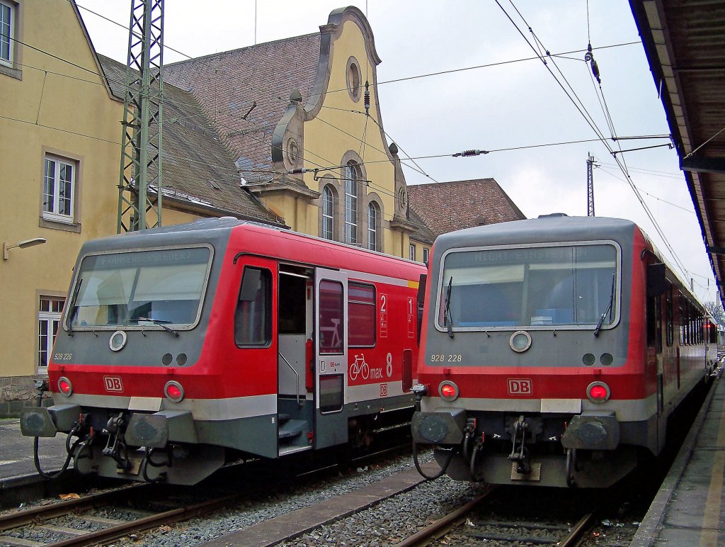 V.l.n.r.: 628/928 226 als RB23660 und 628/928 228 als sptere RB23662 in Marburg(Lahn), 20.2.010.