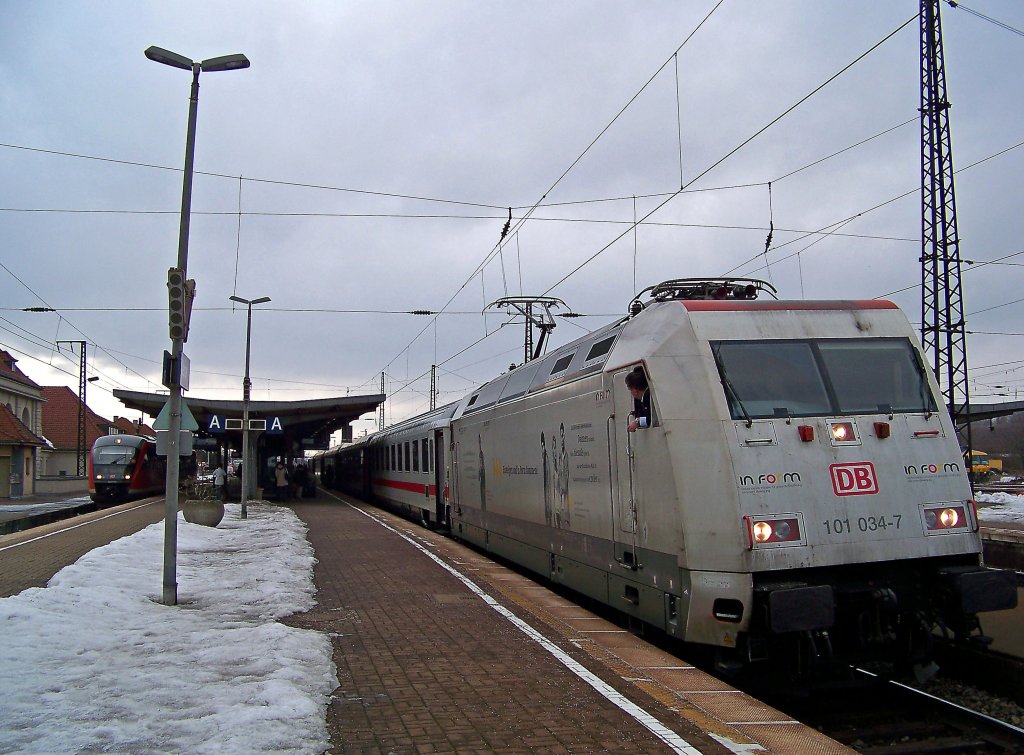 V.l.n.r.: 642 004 als RB16211 und 101 034 ( in form ) mit IC2157 in Weimar, 21.2.010.
