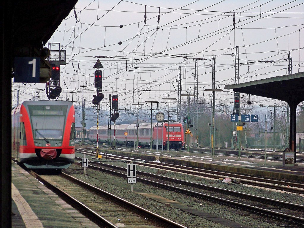 V.l.n.r.: 646 206 ( Korbach...Goldrichtig ) abgestellt und 101 111 mit IC2376 in Wabern(Bz Kassel), 20.2.010.