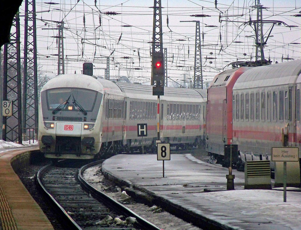V.l.n.r.: IC2154 und 101 002 ( Unsere Zge schonen die Umwelt. Unsere Preise schonen Ihren Geldbeutel. ) mit IC2353 in Weimar, 19.2.010.