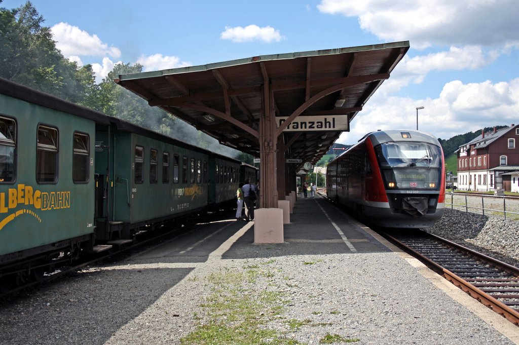 V.l.n.r.: SDG1005 mit 99 794 und 642 057 in Cranzahl, 31.7.010.