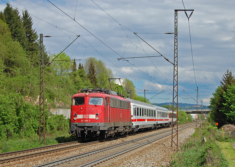 Vllig berraschend traf ich am 04. Mai 2012 auf eine Exotin. 113 268-7 hatte an diesem Tag die Aufgabe, den Pbz 2460 von Mnchen nach Stuttgart zu befrdern und begegnete mir bei Gppingen.