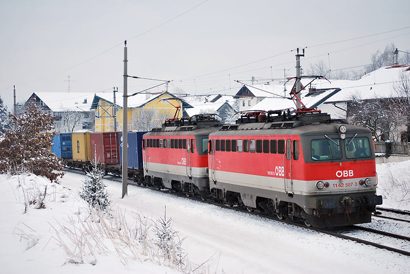Vllig berrascht und leider aus der  falschen Richtung  wurde ich von 1142 587 und 610, die den 54394 nach Salzburg Gnigl am 27.1.2012 durch Pndorf transportierten.