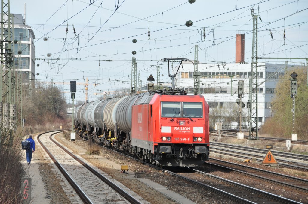 Vllig unbeirrt stampft ein Flaschensammler Richtung Friedensheimer Brcke, whrend 185 246 an ihm vorbeidonnert (Heimeranplatz,03.04.10)