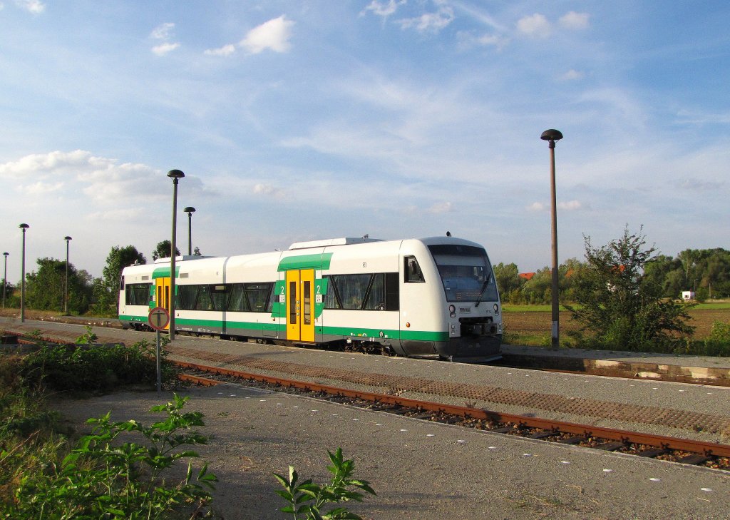 Vogtlandbahn VT 52 als EB 80679 von Leinefelde nach Erfurt Hbf, am 22.08.2012 beim Halt in Khnhausen.