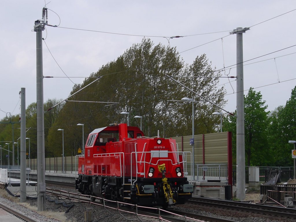 Voith Gravita 261 079 bei Durchfahrt durch den im Umbau befindlichen Haltepunkt Radbruch in Richtung Lneburg; 04.05.2012
