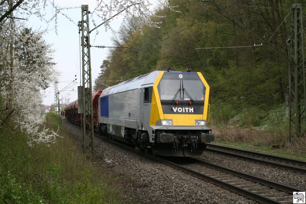 Voith Maxima 30 CC (92 80 1263 002-8 D-SGL) mit einem Schotterwagenzug am 17. April 2011 nahe Hochstadt am Main.