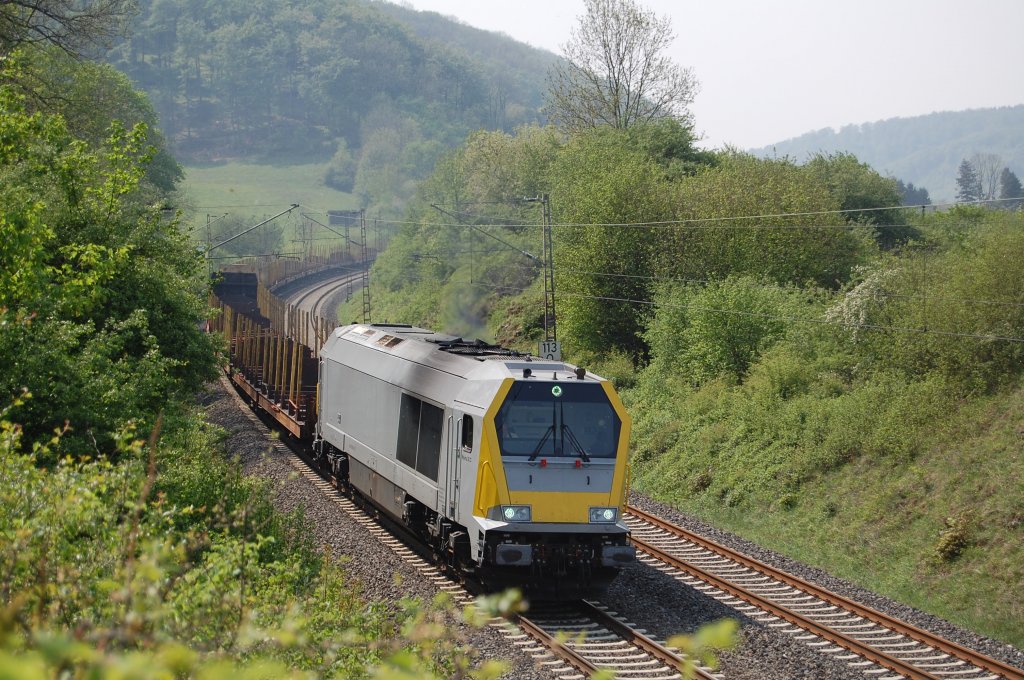 Voith Maxima 30 CC (BR 263) mit ihrem Holzzug aus Paderborn Gbf, kurz vor Altenbeken, 29.04.2011.