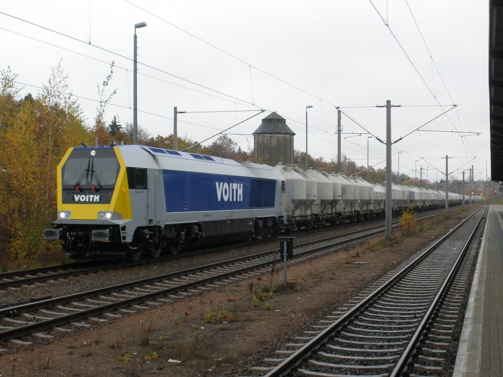 VOITH maxima 40 CC, 92 80 1264 008-4 wartet im oberen Bahnhof Reichenbach/V auf ihre Ausfahrt, am 03.11.09