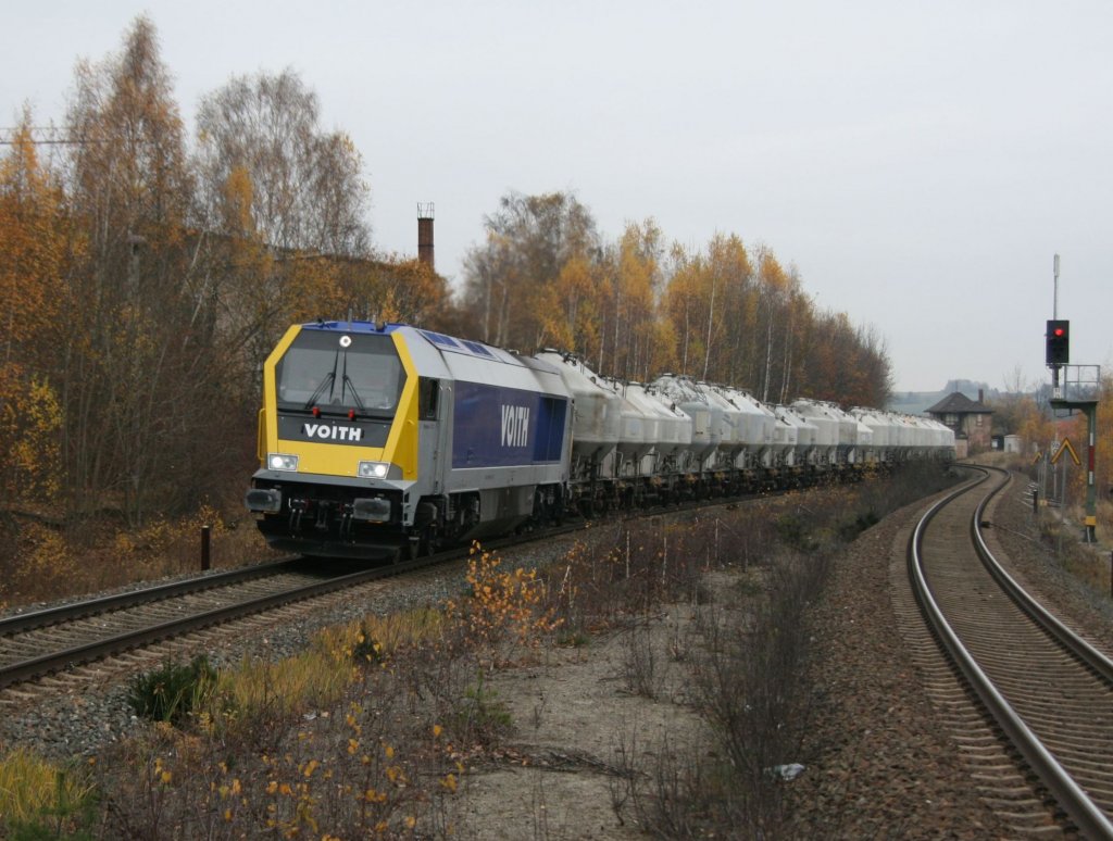 Voith Maxima 40 CC der MEG  mit einen langen Zementzug am Haken bei der Durchfahrt durch Netschkau.11.11.09.