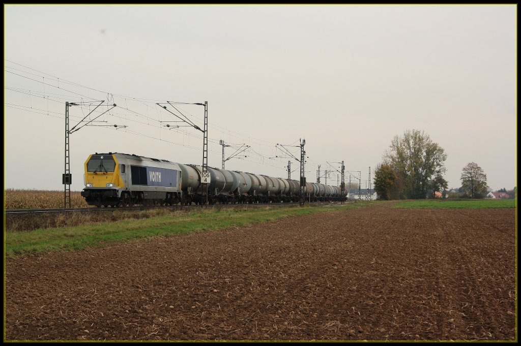 Voith Maxima 40 CC �berraschte uns von hinten mit einem Kesselzug von Nacco. Datum war: 22.10.2010 in Mangolding. 