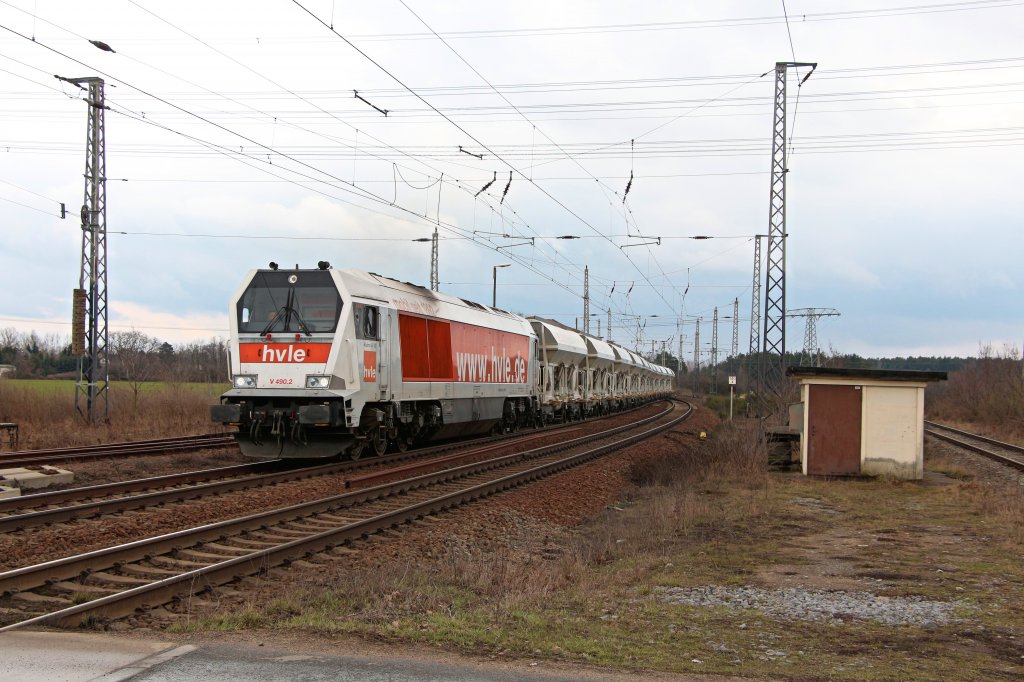 Voith Maxima 40CC ( V490.2 ) der hvle verlsst ebenfalls 10.04.13 Rderau in Richtung Falkenberg. Am Haken hat sie einen nicht enden wollenden Kieszug.