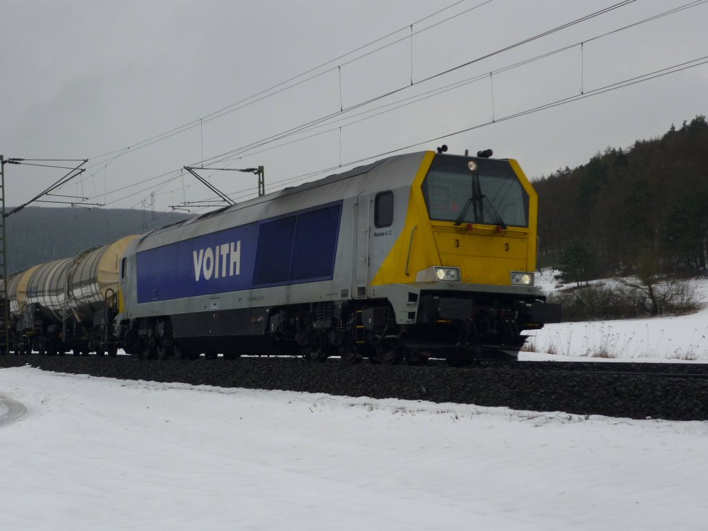Voith Maxima 40CC (264 ???) mit einem Tankzug, zwischen Gemnden (Main) und Karlstadt (Main), am 03.02.2010