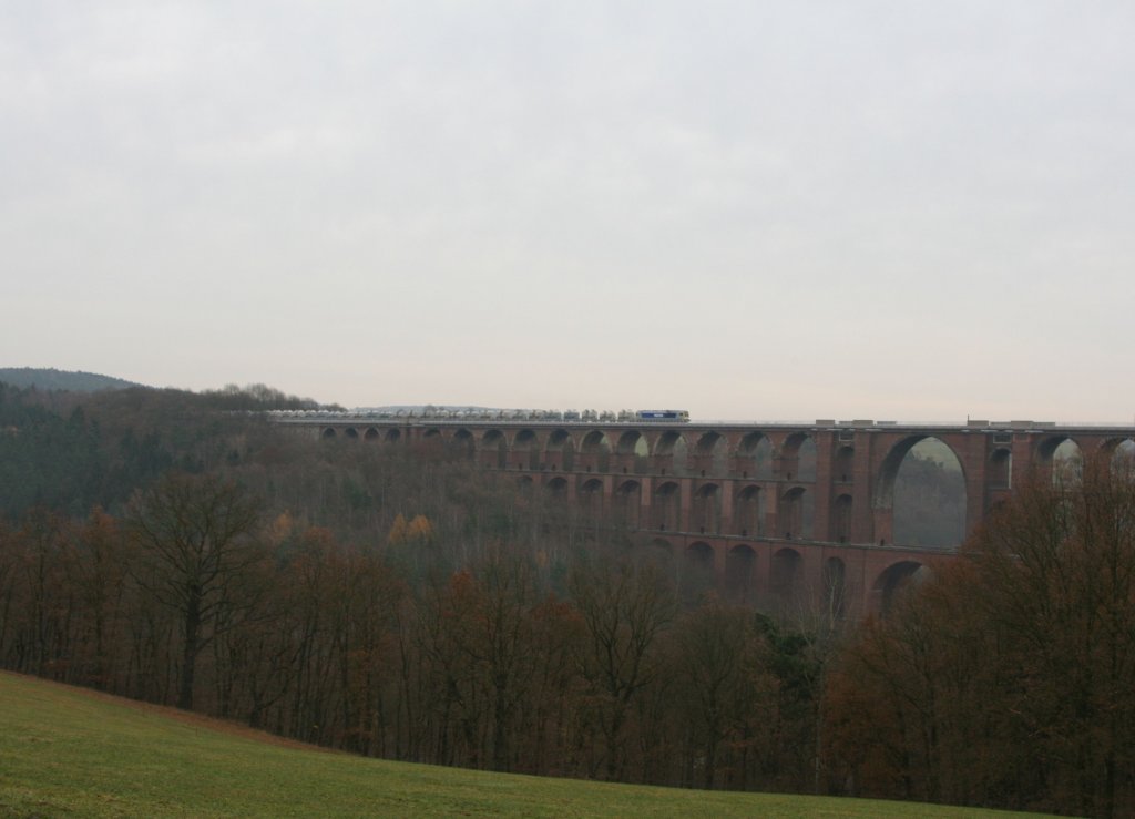 Voith Maxima 40CC befhrt mit ihren langen Zementzug das Gltzschtalviadukt bei Netschkau.16.11.09.