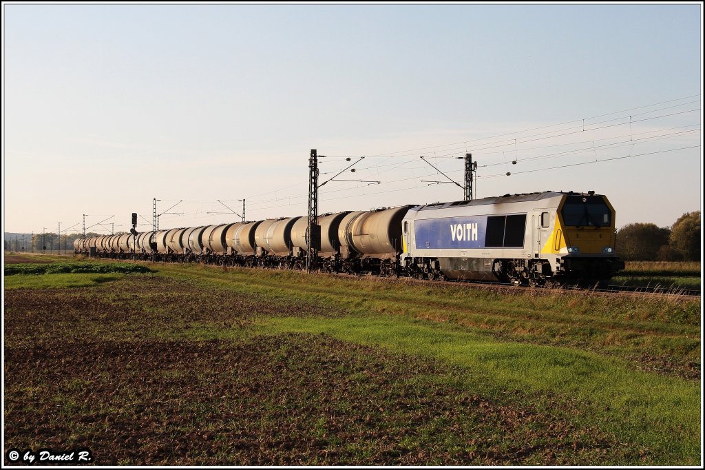 Voith Maxima 40CC kam mit dem typischen Straubinger Kesselwagenzug gen Straubing daher. (04.10.2011, Mangolding)