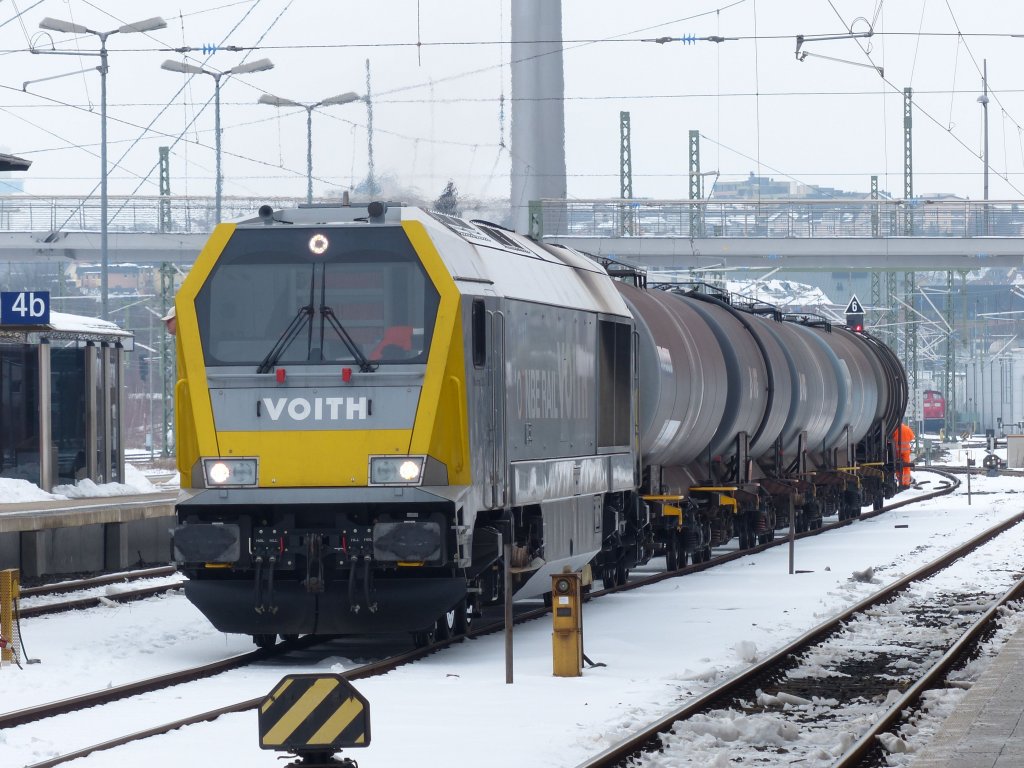 Voith Maxima 40CC zur Zeit an die InfraLeuna vermietet rangiert am 14.02.2013 auf dem Hofer Hauptbahnhof. 