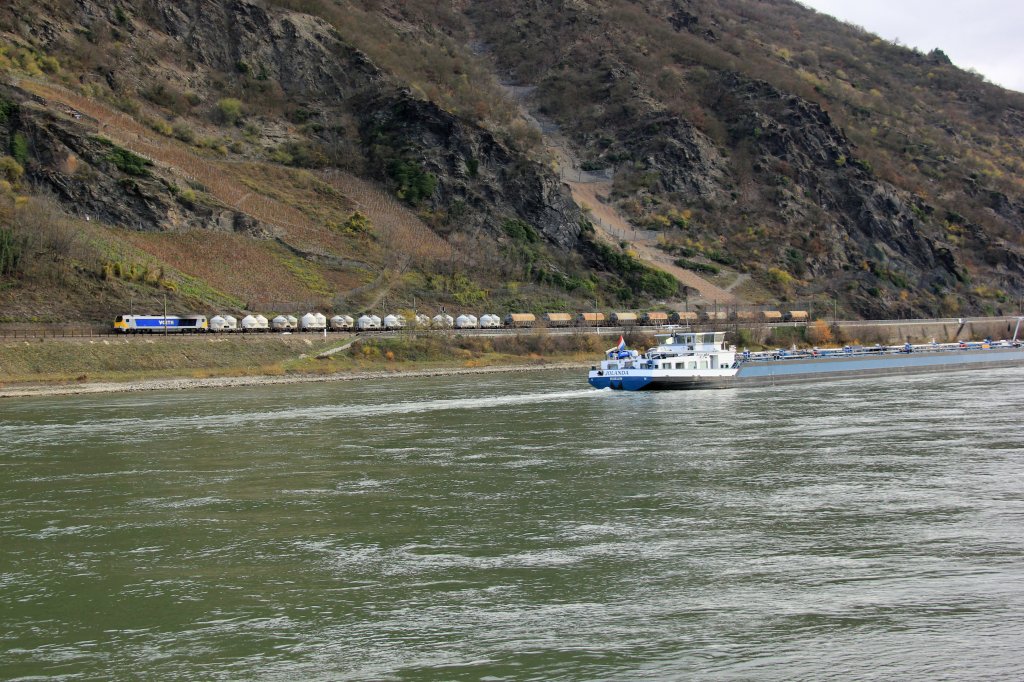 Voith Maxima mit G�terzug in Oberwesel am Rhein, November 2012.