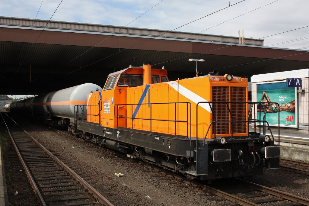 Voith Revita Twin 1700 C'C' (241 007/im Einsatz f�r BSM) am 18.5.12 mit einem Gaskesselzug beim Halt in D�sseldorf Hbf.