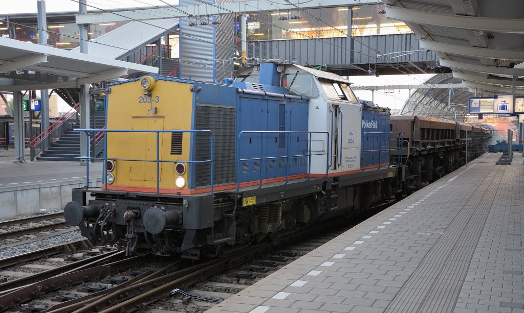 Volker Rail 203-3  Spike  (ex-DB 202 413) zur Arbeit mit einem Schotterzug am Bahnhof Zwolle, Abend 01/08/2011.
