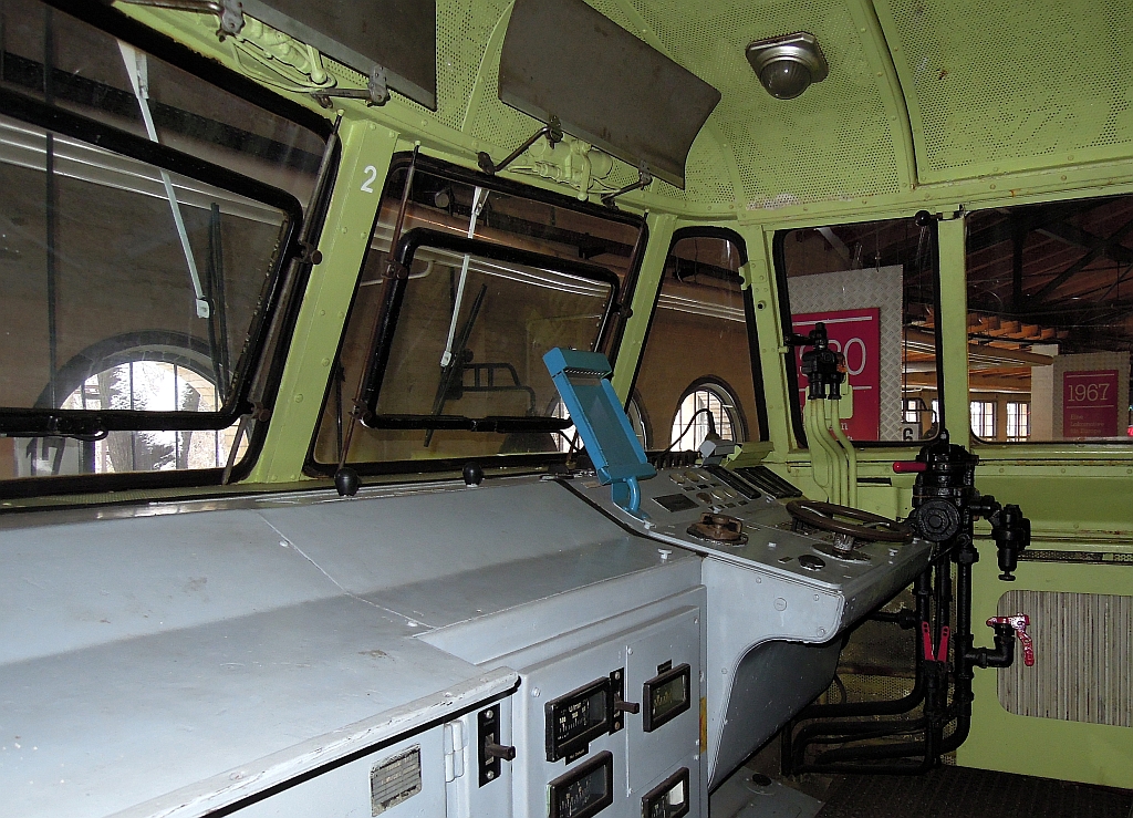 Volkseigener Fhrerstand: von einer Platform aus kann man den etwas spartanischen Arbeitsplatz auf der BR 118 besichtigen. Deutsches Technikmuseum Berlin, 13.12.2012