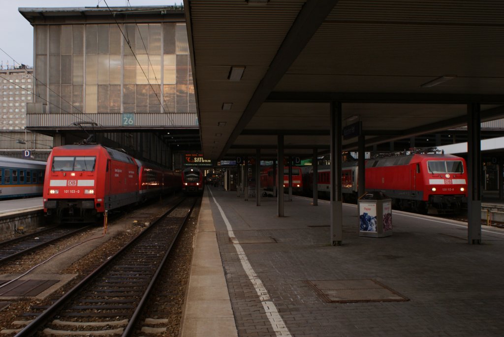 Voll besetz, der Mnchener Hbf.Hier zusehen sind 101 103-0 mit dem MNx, 440 041-0, 111 174-9 mit dem RE 4254 nach Nrnberg Hbf und 120 112-8 mit einem CityNightLine.14.08.2010