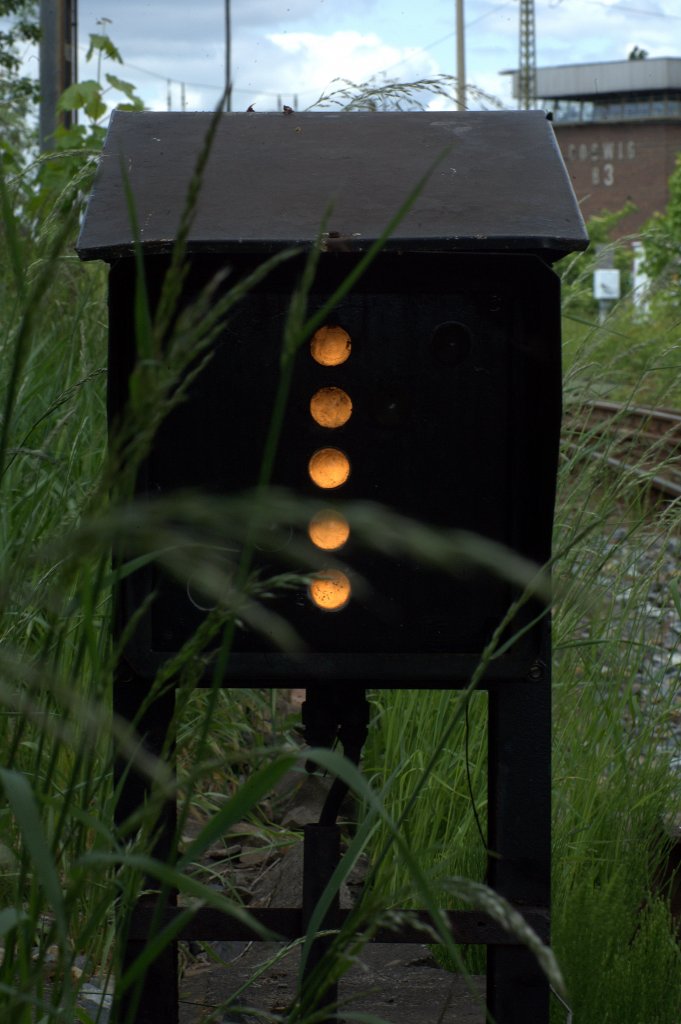 Voll funktionsfhig und dennoch teilweise im wogenden Gras versteckt ist dieses
WN 1 in einer mir bisher nicht bekannten Ausfhrung im Bahnhof Coswig.
Die Aufnahme entstand von ffentlich  zugngigem Gelnde am 17.05.2012 gegen 13:58 Uhr mit einem TAMRON Telemakro.