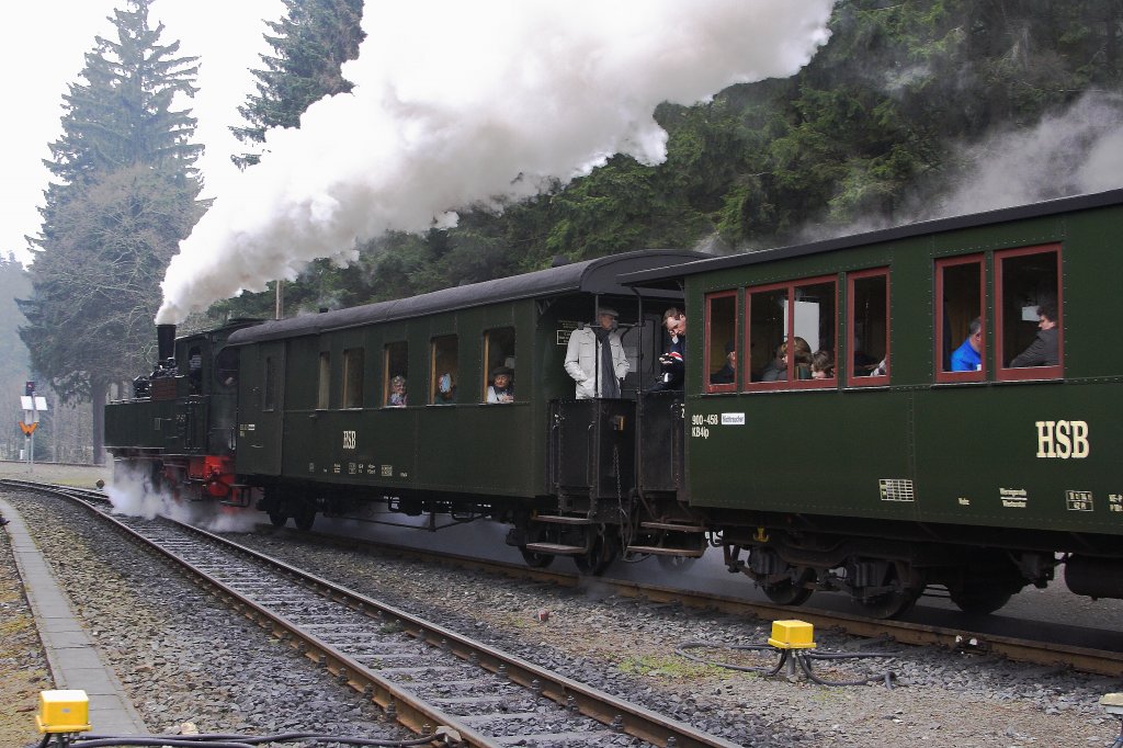 Volldampf voraus! 99 5902 verlt am 06.04.2012 mit ihrem aus historischem Wagenmaterial gebildeten Sonderzug den Bahnhof Drei Annen Hohne und nimmt Anlauf fr die kommende starke Steigung in Richtung Schierke und Brocken! 
Am Mast im Hintergrund (mit den zwei Solartafeln) befindet sich brigens die Webcam, die man unter www.hsb-wr.de (Webcams, Symbol Fernglas, Bahnhof Drei Annen Hohne) abrufen kann!